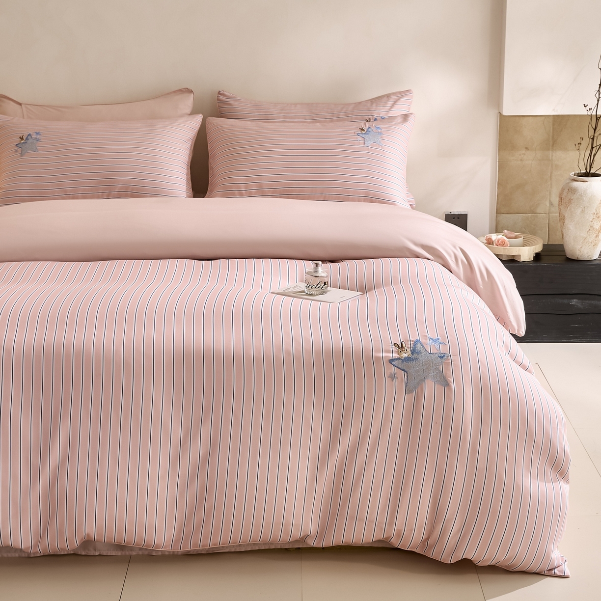 91家纺网 家纺一手货源 找家纺 慕晨 2026新款天丝莱赛尔数码印加绣花高级简奢丝滑丝绸卡通款被套四件套 星兔