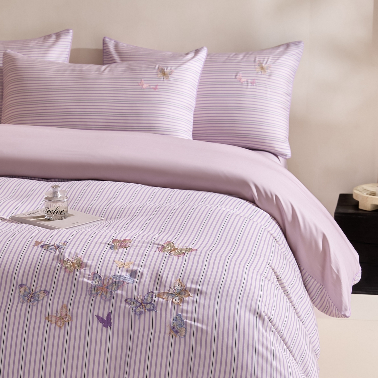 91家纺网 家纺一手货源 找家纺 慕晨 2026新款天丝莱赛尔数码印加绣花高级简奢丝滑丝绸卡通款被套四件套 彩蝶