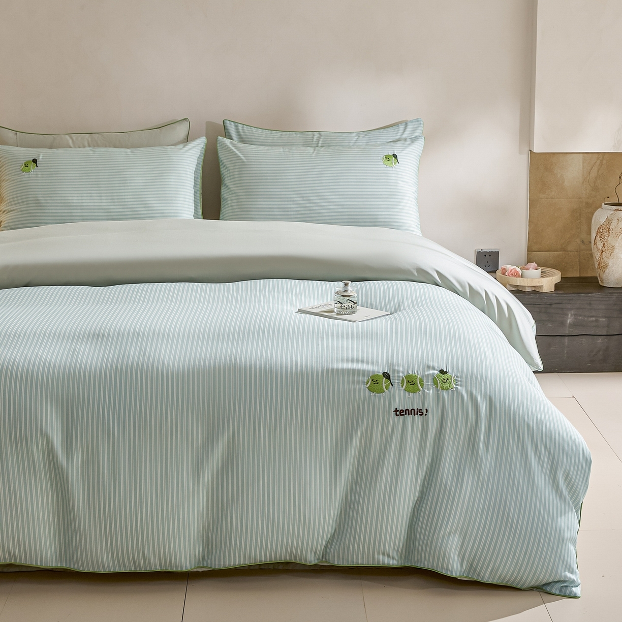 91家纺网 家纺一手货源 找家纺 慕晨 2026新款天丝莱赛尔数码印加绣花高级简奢丝滑丝绸卡通款被套四件套 球仔