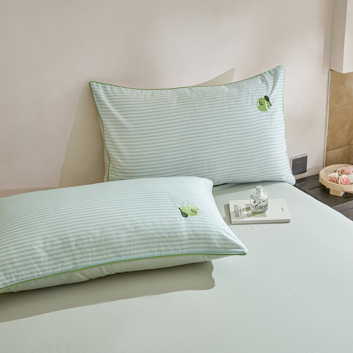 91家纺网 家纺一手货源 找家纺 慕晨 2026新款天丝莱赛尔数码印加绣花高级简奢丝滑丝绸卡通款被套四件套 球仔