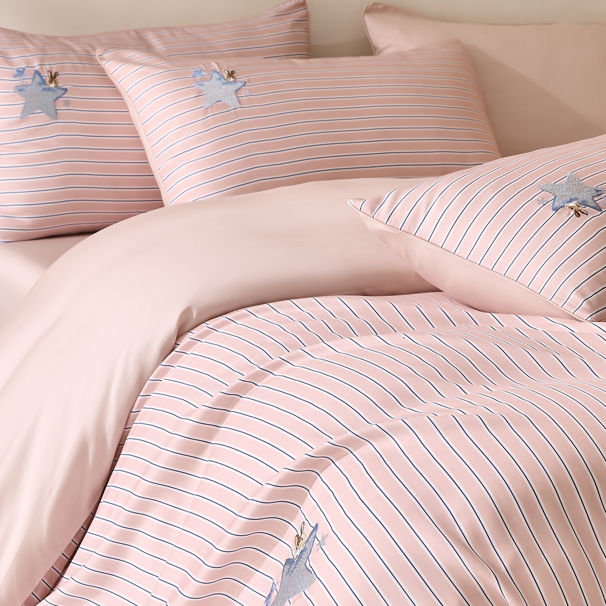 91家纺网 家纺一手货源 找家纺 慕晨 2026新款天丝莱赛尔数码印加绣花高级简奢丝滑丝绸卡通款被套四件套 星兔