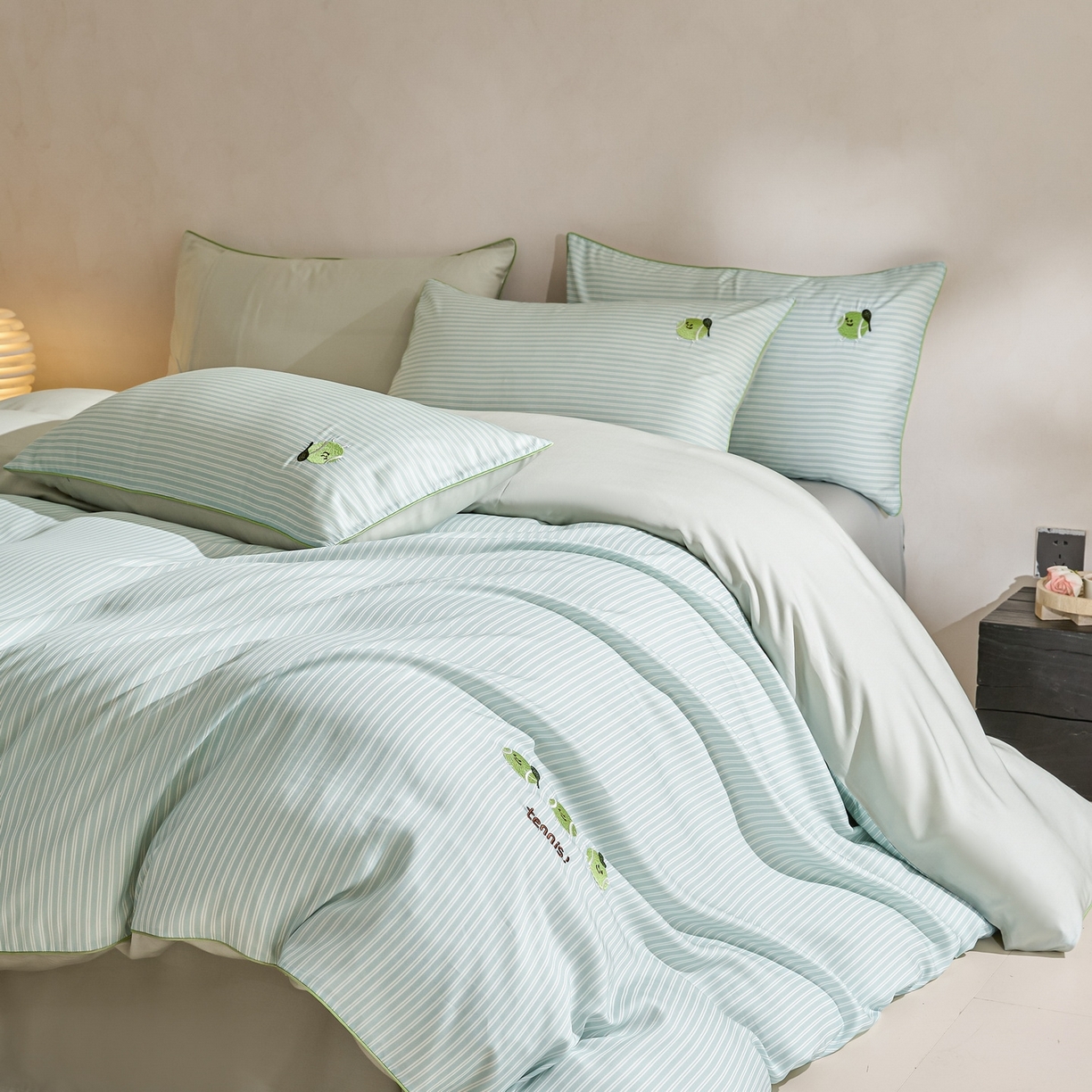 慕晨 2026新款天丝莱赛尔数码印加绣花高级简奢丝滑丝绸卡通款被套四件套 球仔