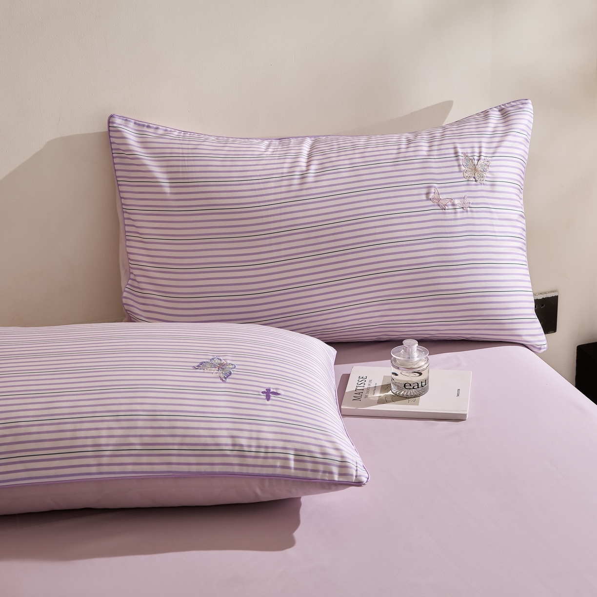 91家纺网 家纺一手货源 找家纺 慕晨 2026新款天丝莱赛尔数码印加绣花高级简奢丝滑丝绸卡通款被套四件套 彩蝶