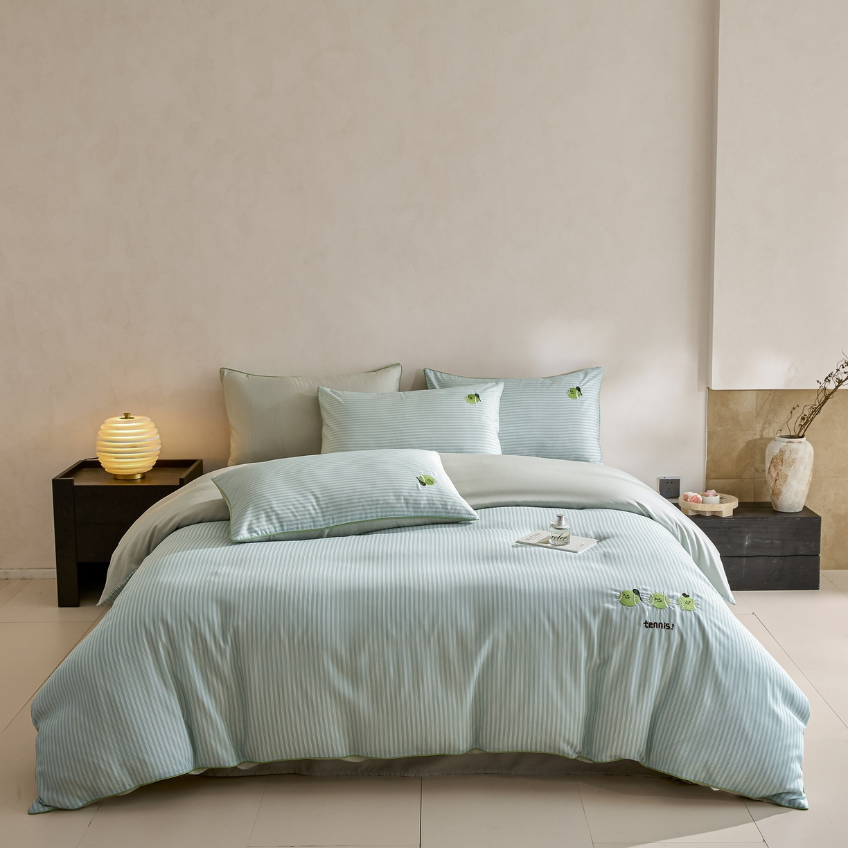 91家纺网 家纺一手货源 找家纺 慕晨 2026新款天丝莱赛尔数码印加绣花高级简奢丝滑丝绸卡通款被套四件套 球仔