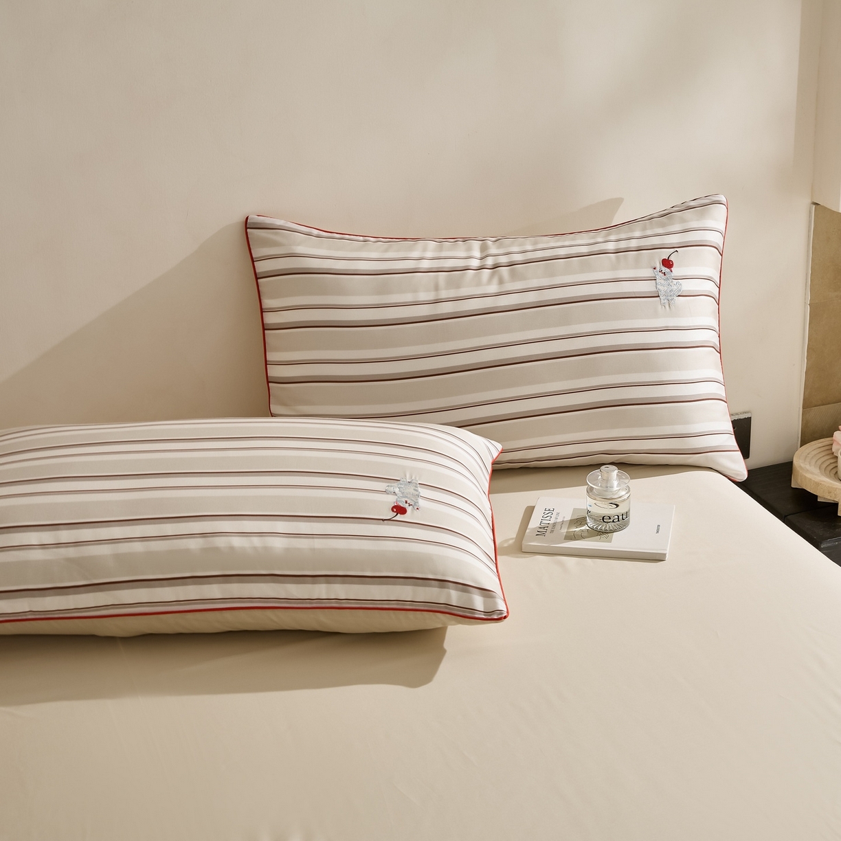 91家纺网 家纺一手货源 找家纺 慕晨 2026新款天丝莱赛尔数码印加绣花高级简奢丝滑丝绸卡通款被套四件套 甜猫