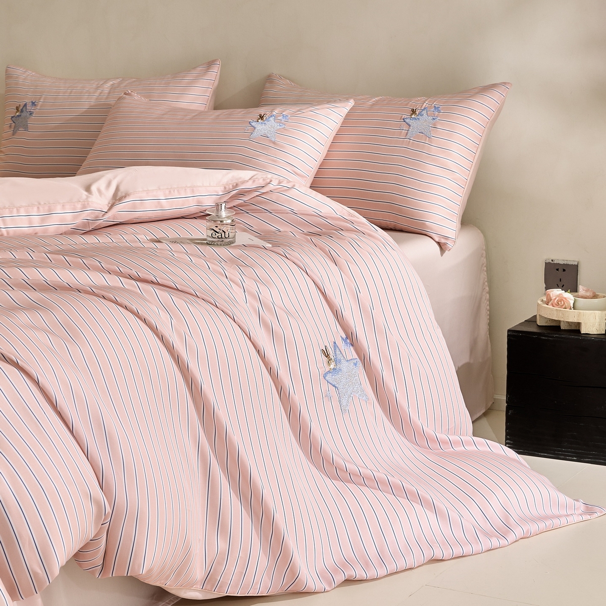 91家纺网 家纺一手货源 找家纺 慕晨 2026新款天丝莱赛尔数码印加绣花高级简奢丝滑丝绸卡通款被套四件套 星兔