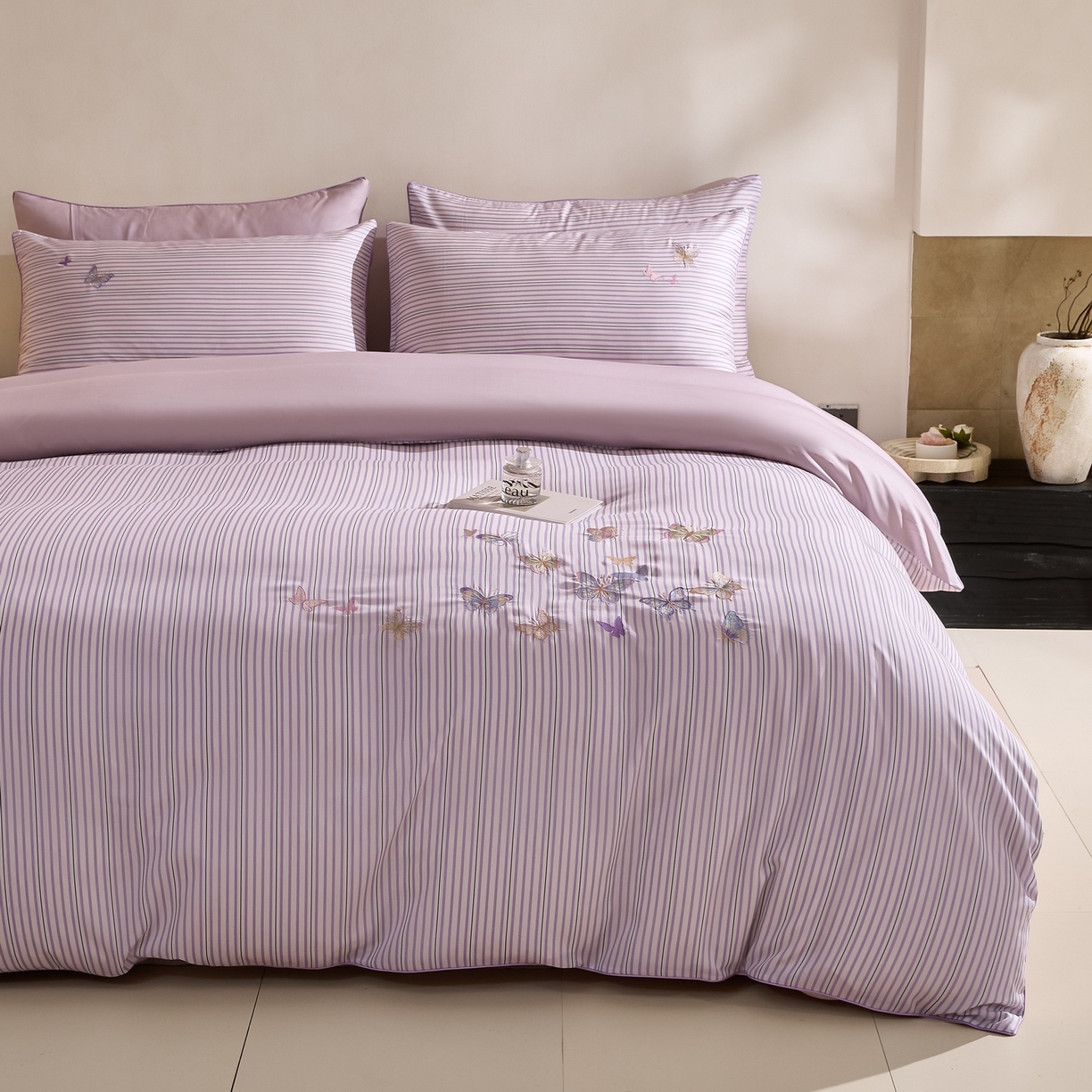 91家纺网 家纺一手货源 找家纺 慕晨 2026新款天丝莱赛尔数码印加绣花高级简奢丝滑丝绸卡通款被套四件套 彩蝶