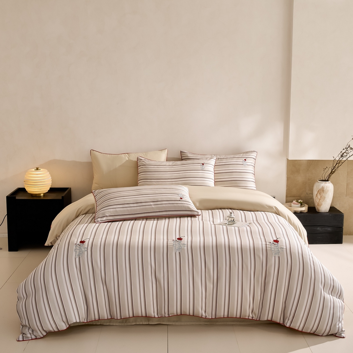 91家纺网 家纺一手货源 找家纺 慕晨 2026新款天丝莱赛尔数码印加绣花高级简奢丝滑丝绸卡通款被套四件套 甜猫