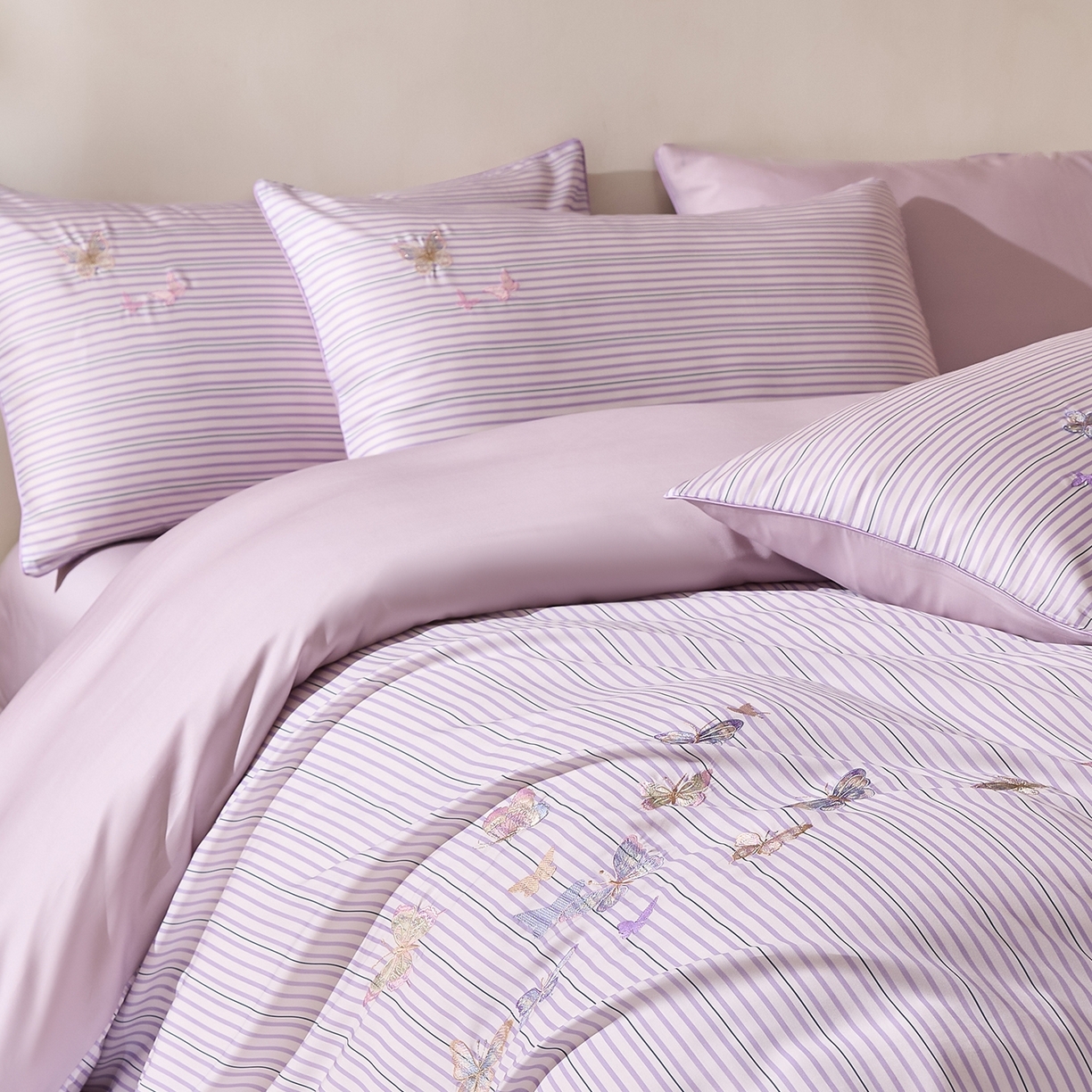 91家纺网 家纺一手货源 找家纺 慕晨 2026新款天丝莱赛尔数码印加绣花高级简奢丝滑丝绸卡通款被套四件套 彩蝶