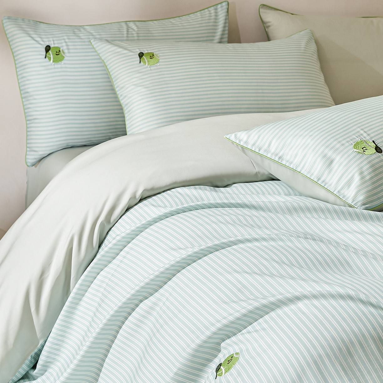 91家纺网 家纺一手货源 找家纺 慕晨 2026新款天丝莱赛尔数码印加绣花高级简奢丝滑丝绸卡通款被套四件套 球仔