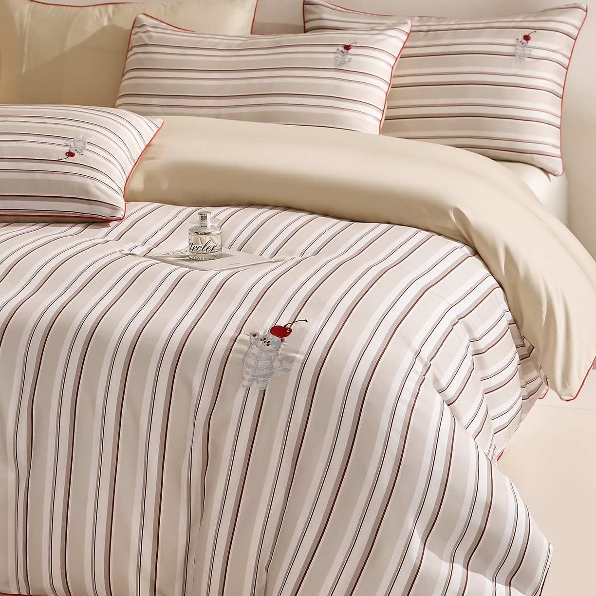 91家纺网 家纺一手货源 找家纺 慕晨 2026新款天丝莱赛尔数码印加绣花高级简奢丝滑丝绸卡通款被套四件套 甜猫