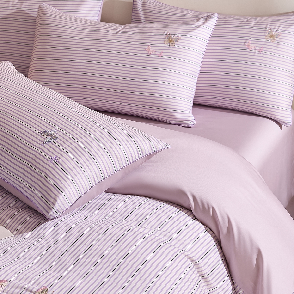 91家纺网 家纺一手货源 找家纺 慕晨 2026新款天丝莱赛尔数码印加绣花高级简奢丝滑丝绸卡通款被套四件套 彩蝶