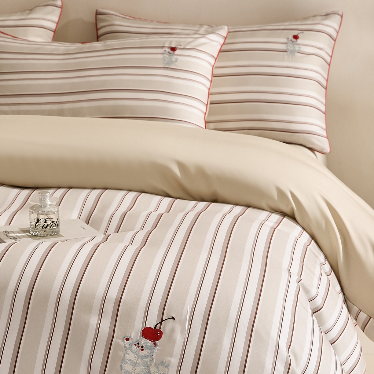 91家纺网 家纺一手货源 找家纺 慕晨 2026新款天丝莱赛尔数码印加绣花高级简奢丝滑丝绸卡通款被套四件套 甜猫