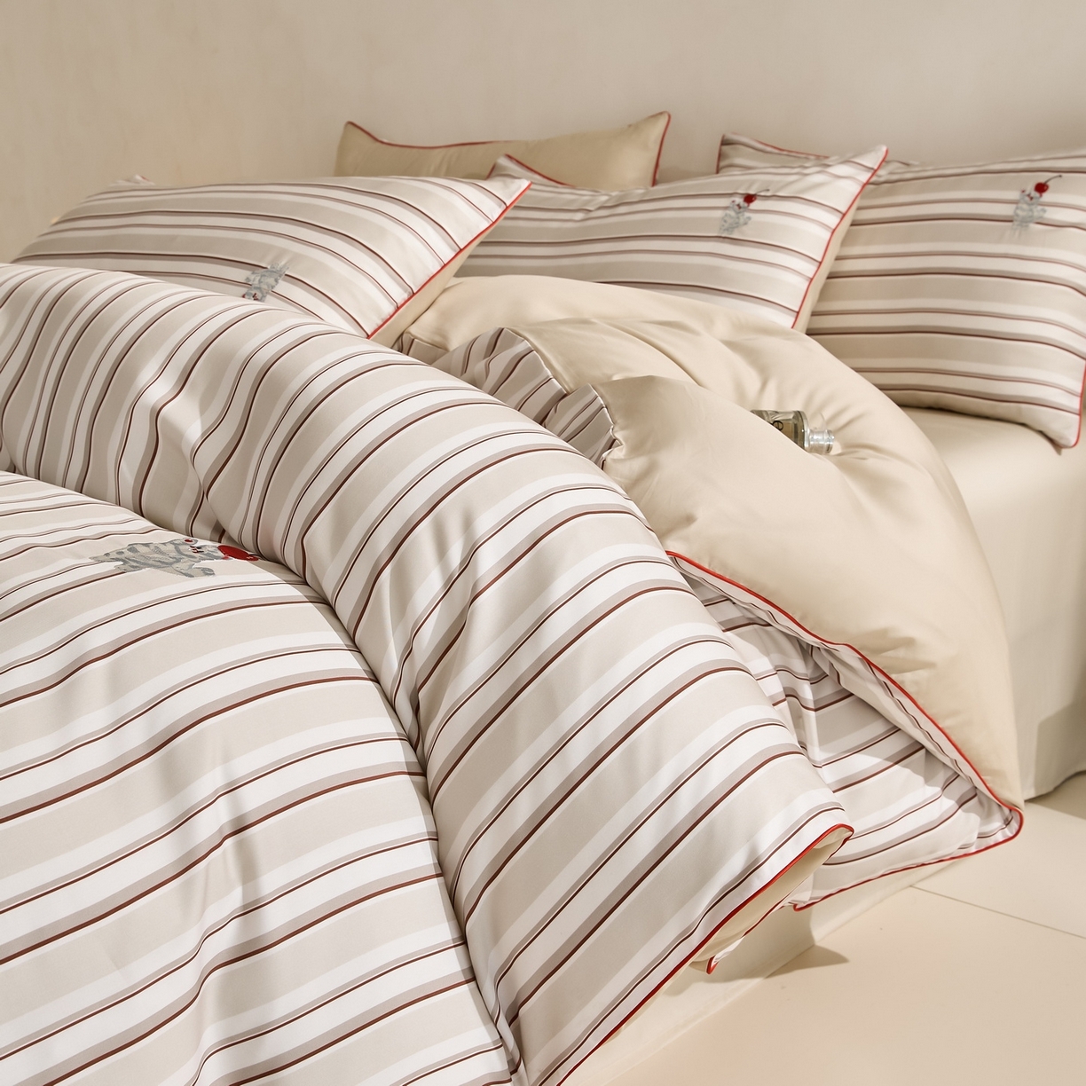 91家纺网 家纺一手货源 找家纺 慕晨 2026新款天丝莱赛尔数码印加绣花高级简奢丝滑丝绸卡通款被套四件套 甜猫