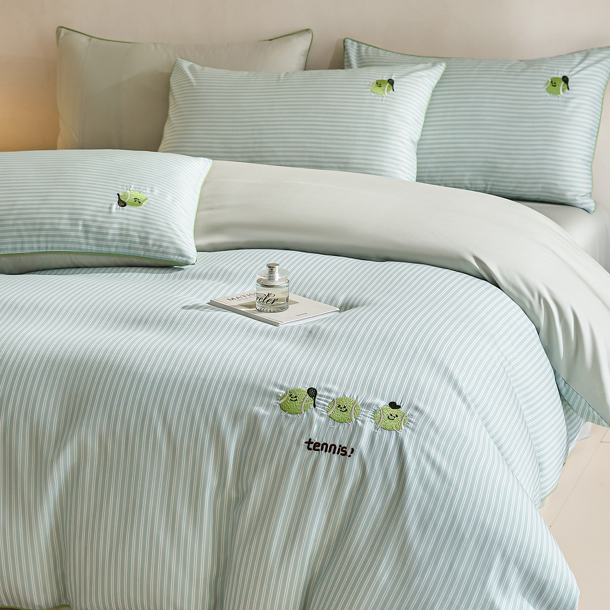 91家纺网 家纺一手货源 找家纺 慕晨 2026新款天丝莱赛尔数码印加绣花高级简奢丝滑丝绸卡通款被套四件套 球仔