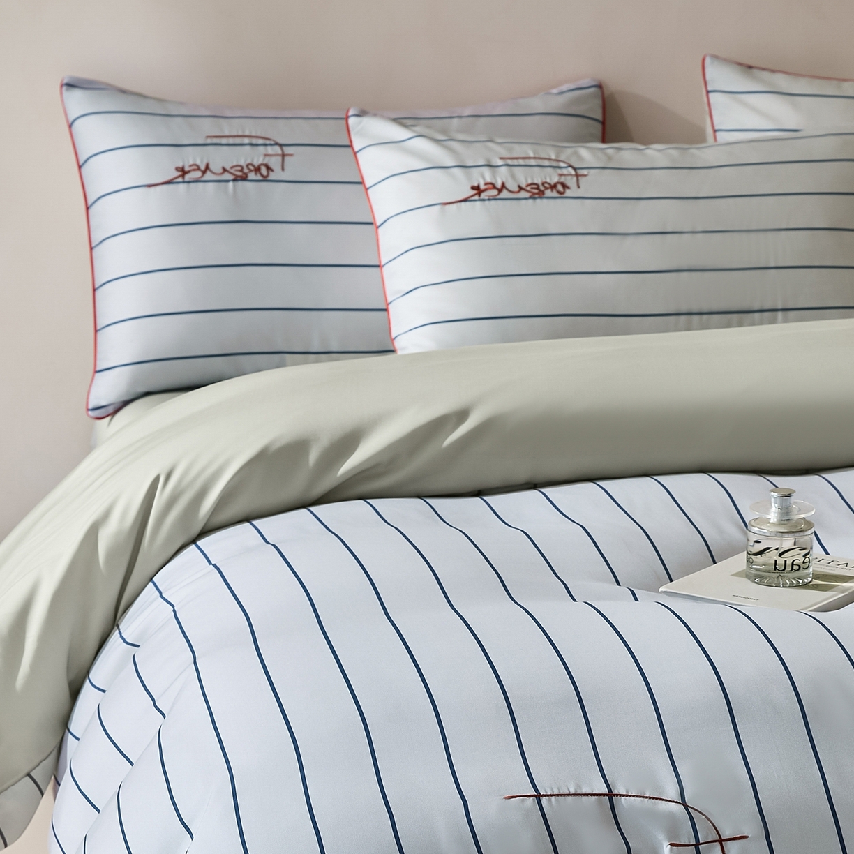 91家纺网 家纺一手货源 找家纺 慕晨 2026新款天丝莱赛尔数码印加绣花高级简奢丝滑丝绸卡通款被套四件套 永恒