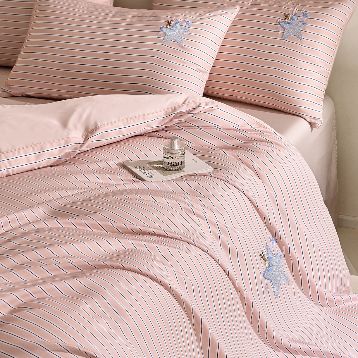 91家纺网 家纺一手货源 找家纺 慕晨 2026新款天丝莱赛尔数码印加绣花高级简奢丝滑丝绸卡通款被套四件套 星兔