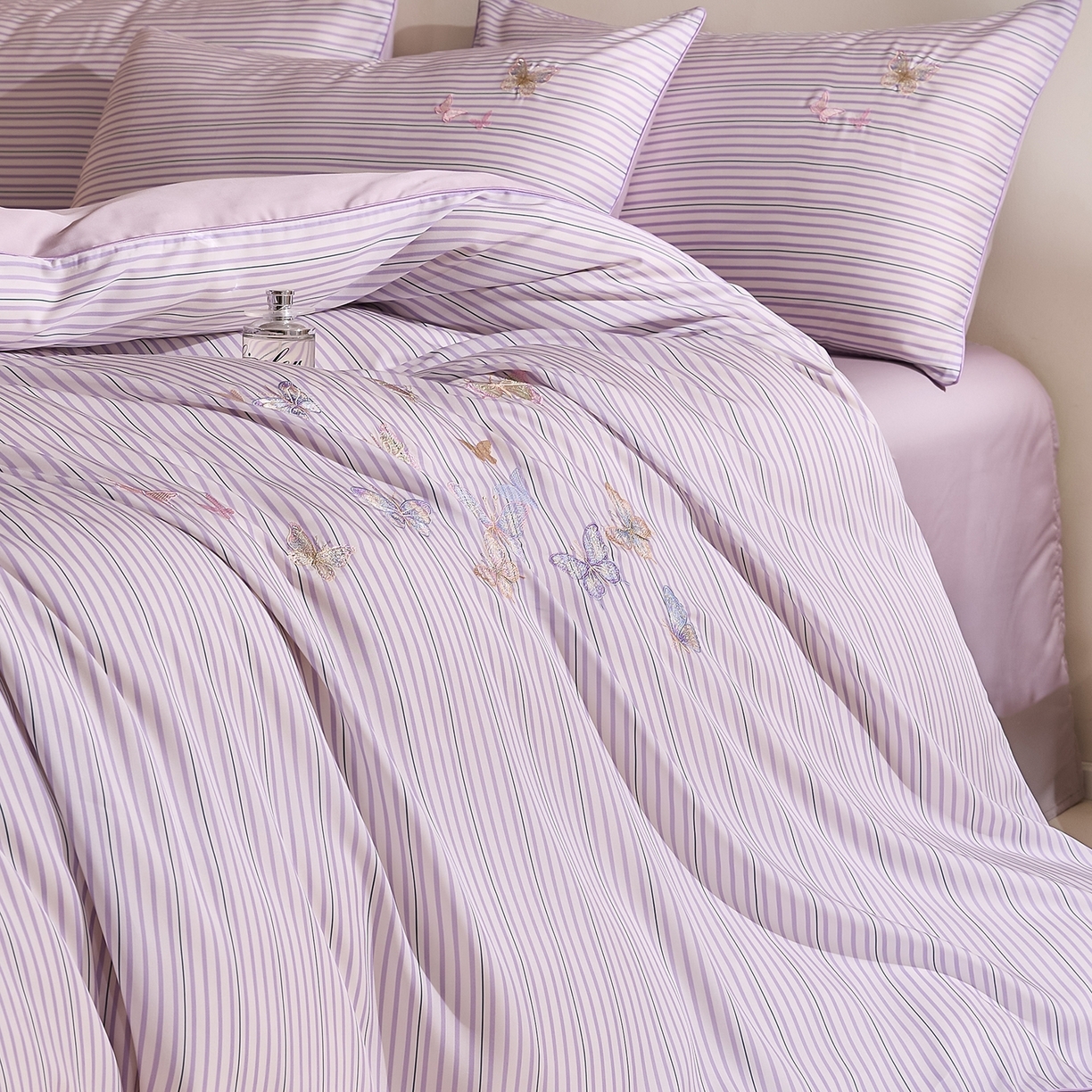 91家纺网 家纺一手货源 找家纺 慕晨 2026新款天丝莱赛尔数码印加绣花高级简奢丝滑丝绸卡通款被套四件套 彩蝶