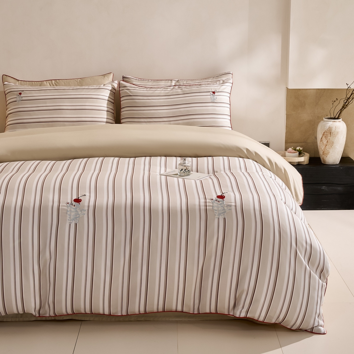 91家纺网 家纺一手货源 找家纺 慕晨 2026新款天丝莱赛尔数码印加绣花高级简奢丝滑丝绸卡通款被套四件套 甜猫