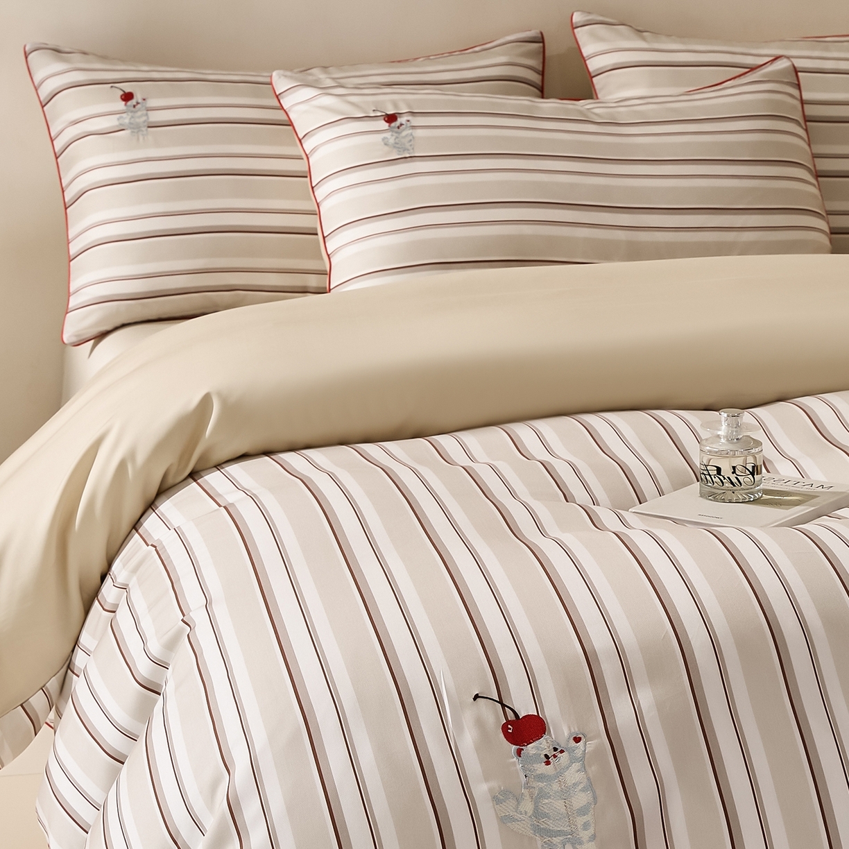 91家纺网 家纺一手货源 找家纺 慕晨 2026新款天丝莱赛尔数码印加绣花高级简奢丝滑丝绸卡通款被套四件套 甜猫