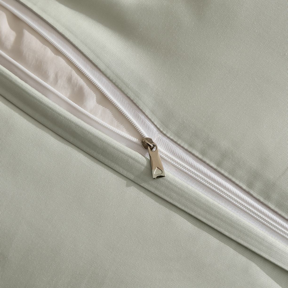 91家纺网 家纺一手货源 找家纺 慕晨 2026新款天丝莱赛尔数码印加绣花高级简奢丝滑丝绸卡通款被套四件套 永恒