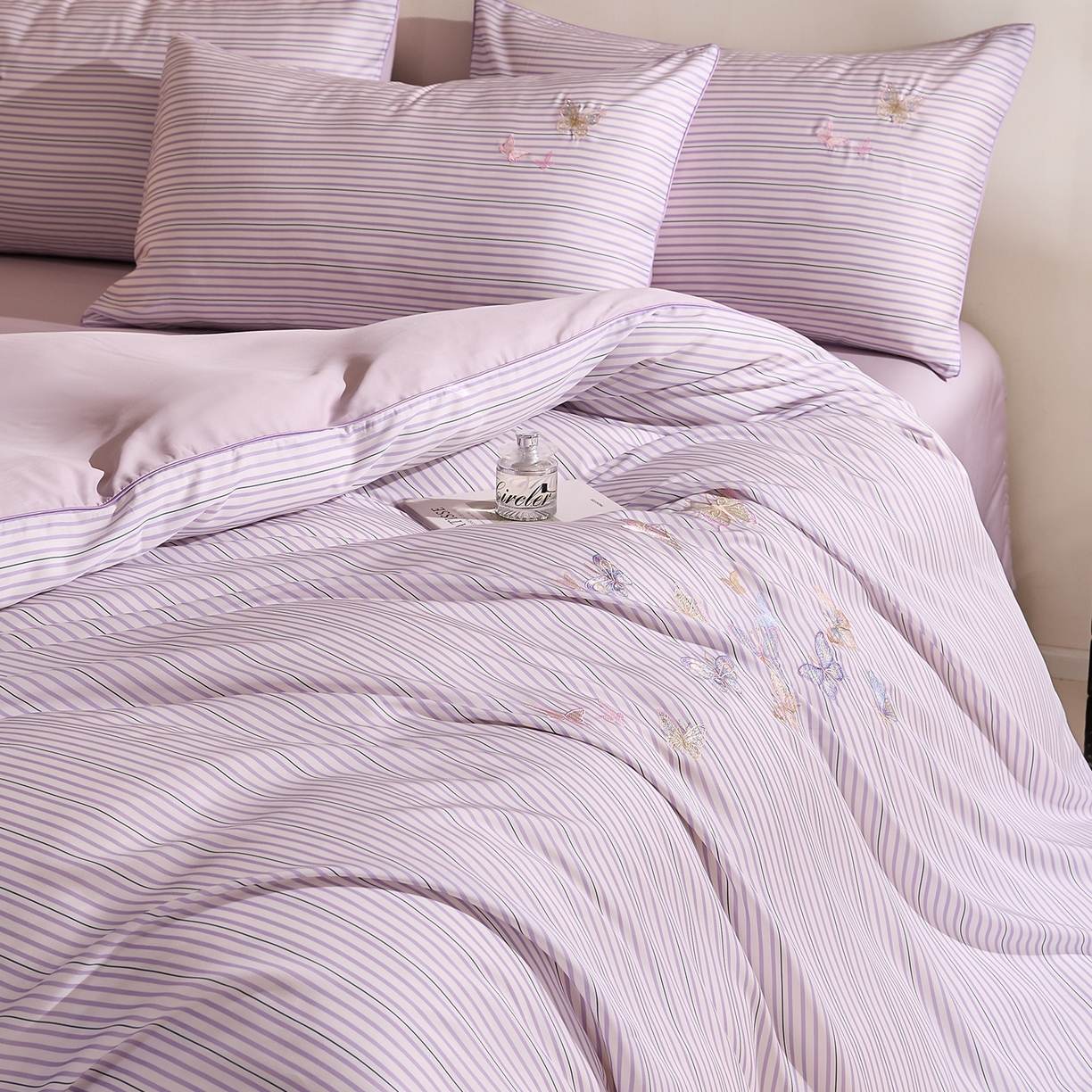 91家纺网 家纺一手货源 找家纺 慕晨 2026新款天丝莱赛尔数码印加绣花高级简奢丝滑丝绸卡通款被套四件套 彩蝶