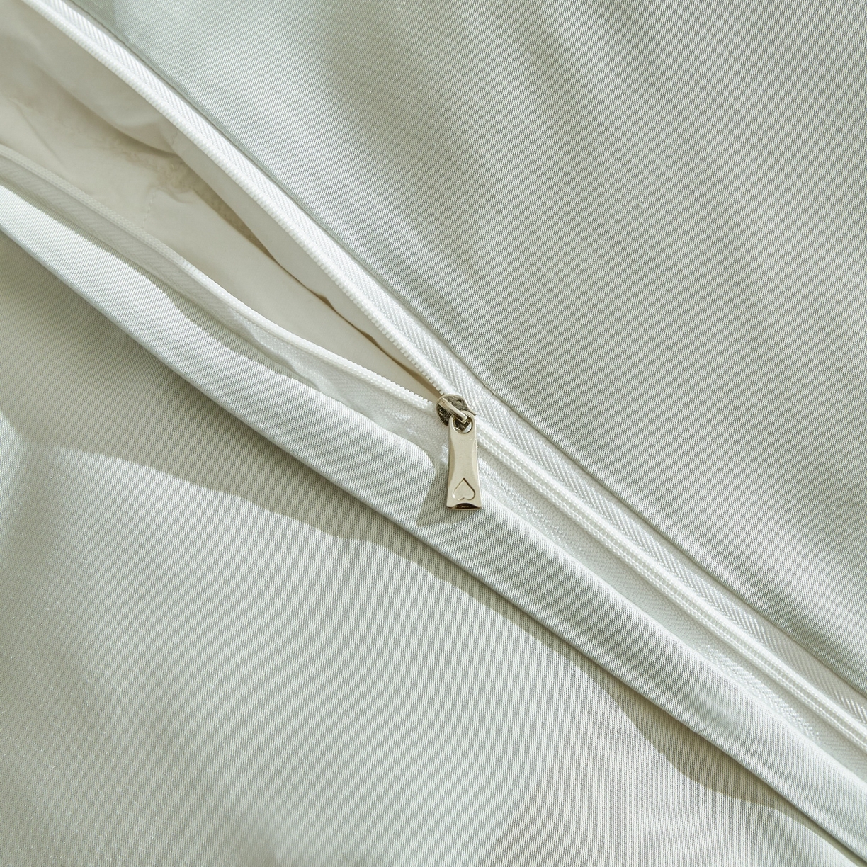 91家纺网 家纺一手货源 找家纺 慕晨 2026新款天丝莱赛尔数码印加绣花高级简奢丝滑丝绸卡通款被套四件套 球仔