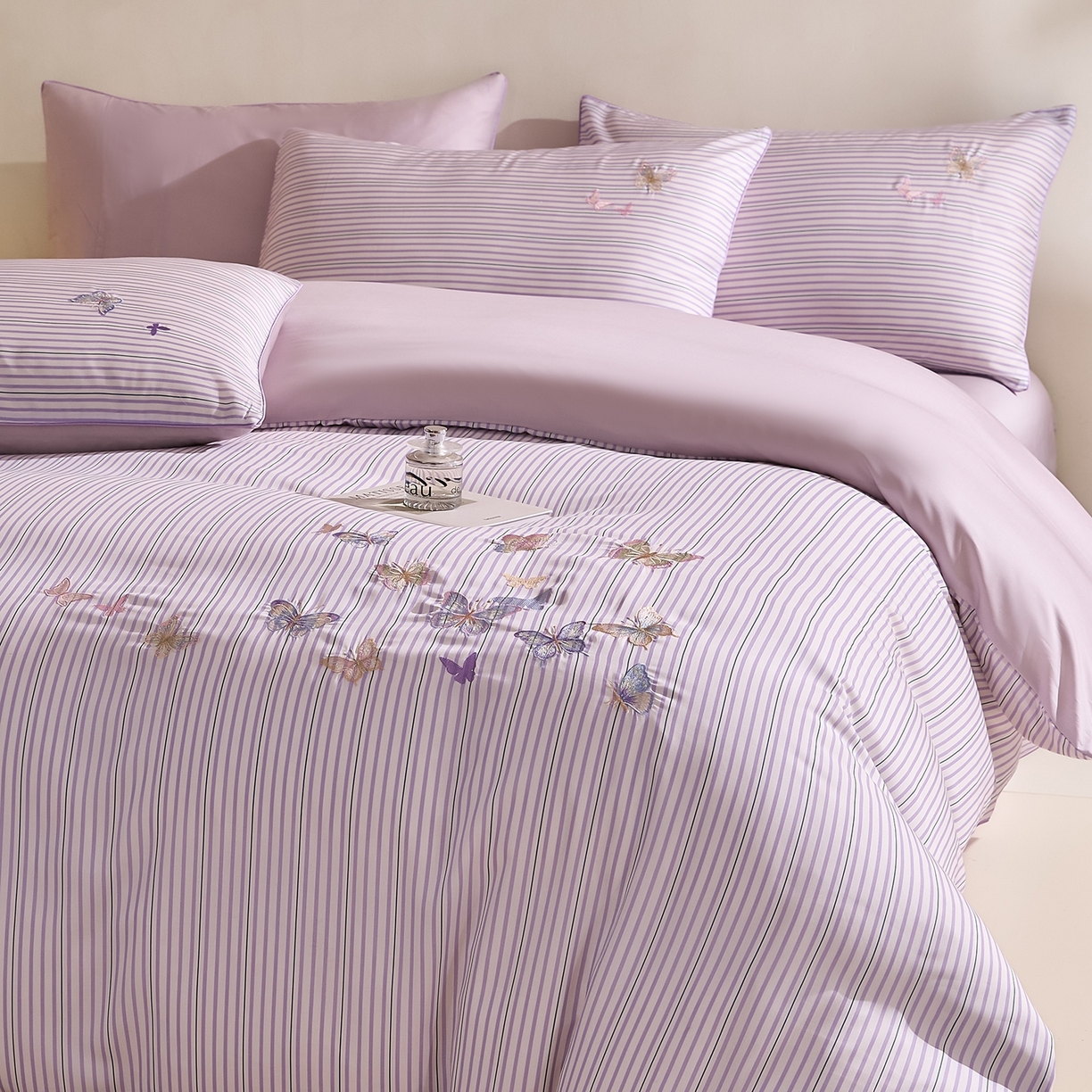 91家纺网 家纺一手货源 找家纺 慕晨 2026新款天丝莱赛尔数码印加绣花高级简奢丝滑丝绸卡通款被套四件套 彩蝶