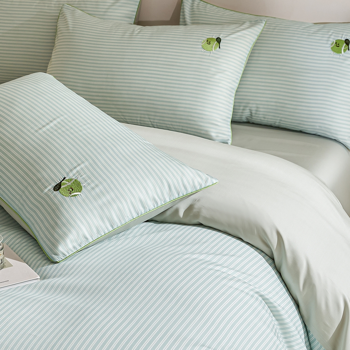 91家纺网 家纺一手货源 找家纺 慕晨 2026新款天丝莱赛尔数码印加绣花高级简奢丝滑丝绸卡通款被套四件套 球仔