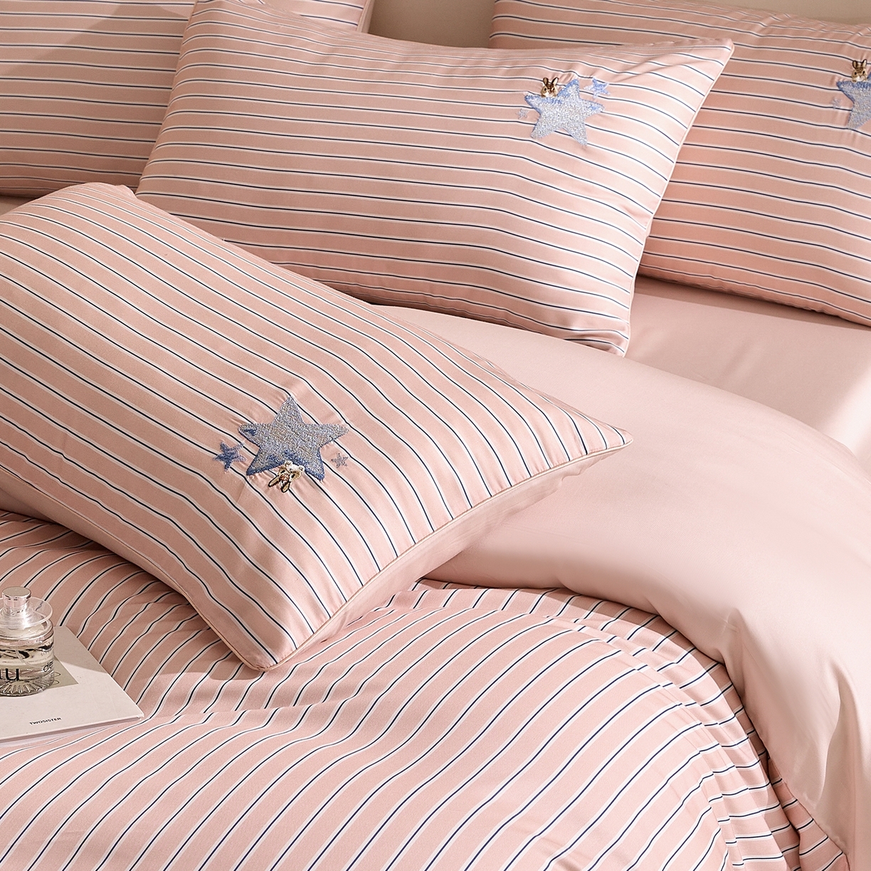 91家纺网 家纺一手货源 找家纺 慕晨 2026新款天丝莱赛尔数码印加绣花高级简奢丝滑丝绸卡通款被套四件套 星兔