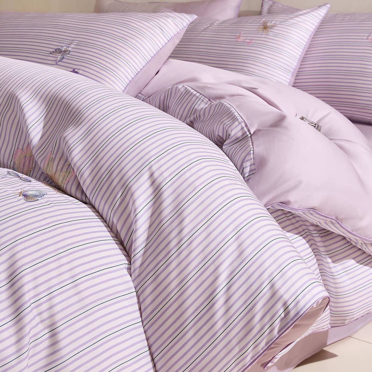 91家纺网 家纺一手货源 找家纺 慕晨 2026新款天丝莱赛尔数码印加绣花高级简奢丝滑丝绸卡通款被套四件套 彩蝶