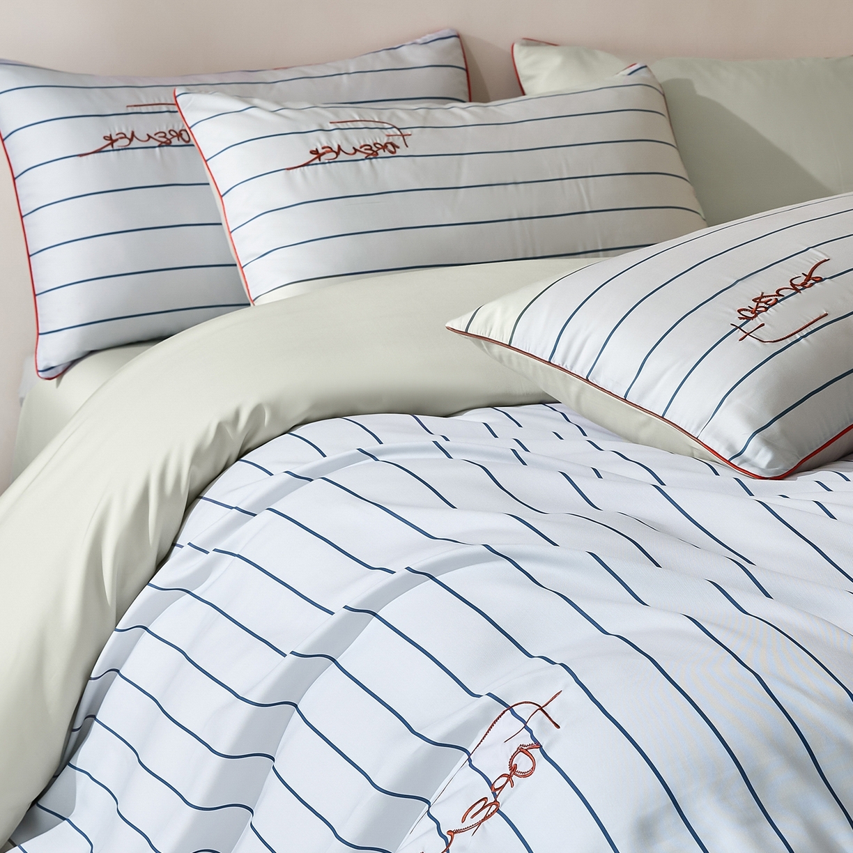 91家纺网 家纺一手货源 找家纺 慕晨 2026新款天丝莱赛尔数码印加绣花高级简奢丝滑丝绸卡通款被套四件套 永恒