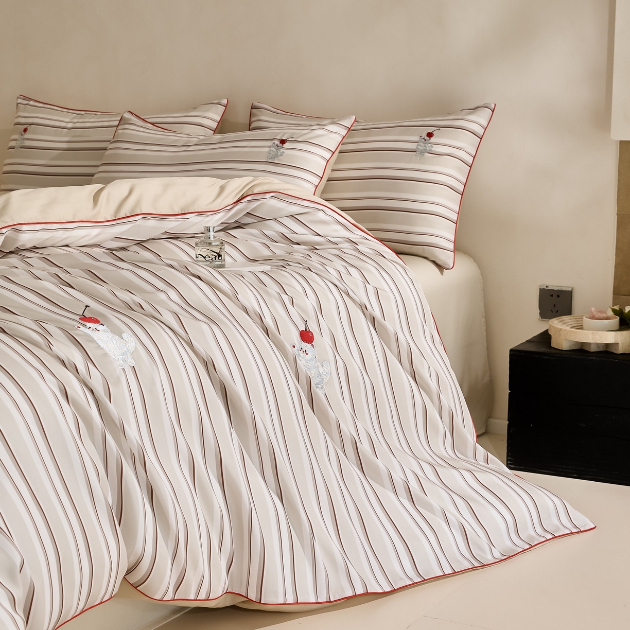 91家纺网 家纺一手货源 找家纺 慕晨 2026新款天丝莱赛尔数码印加绣花高级简奢丝滑丝绸卡通款被套四件套 甜猫