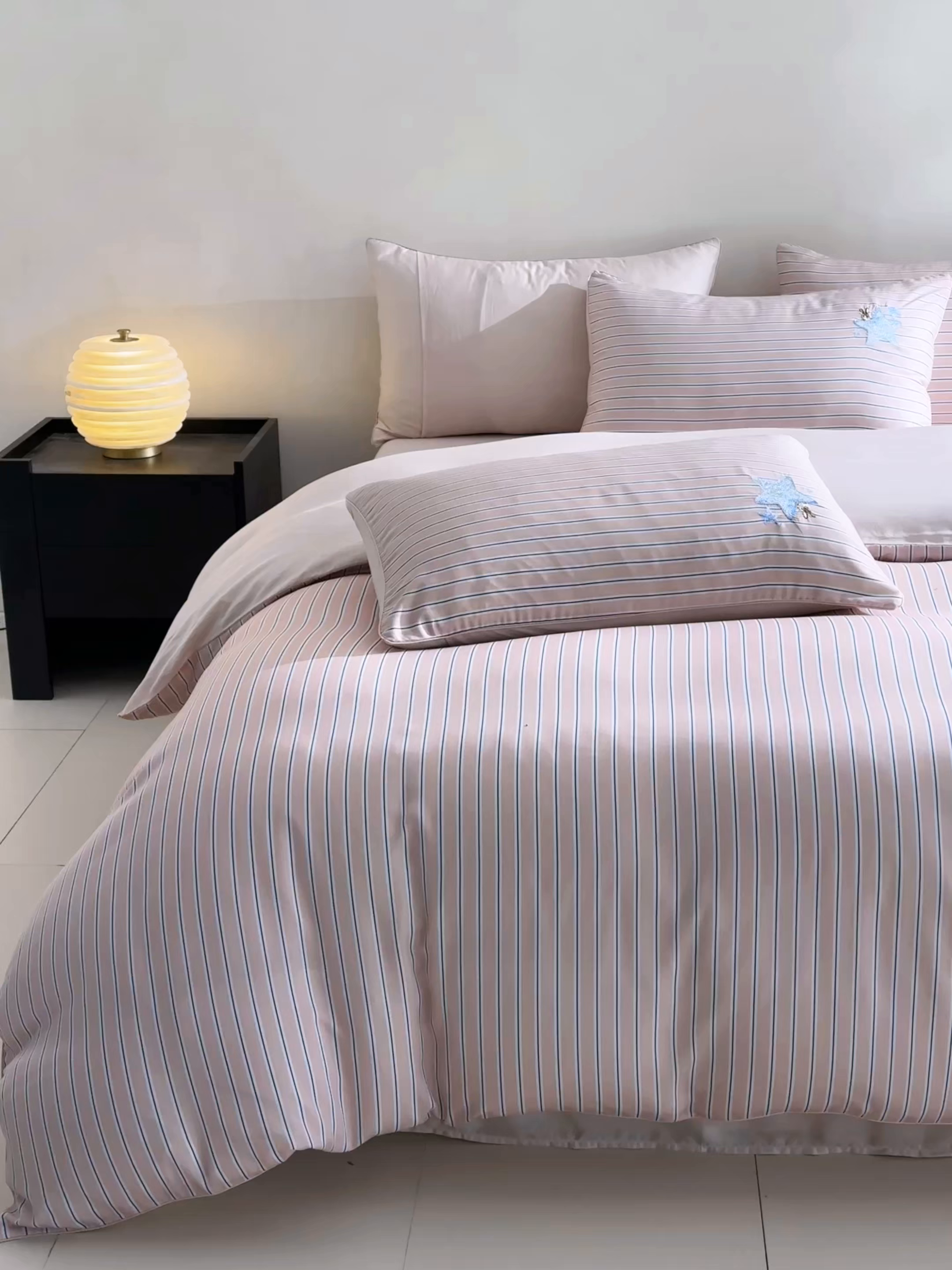 91家纺网 家纺一手货源 找家纺 （总）慕晨 2026新款天丝莱赛尔数码印加绣花高级简奢丝滑丝绸卡通款被套四件套