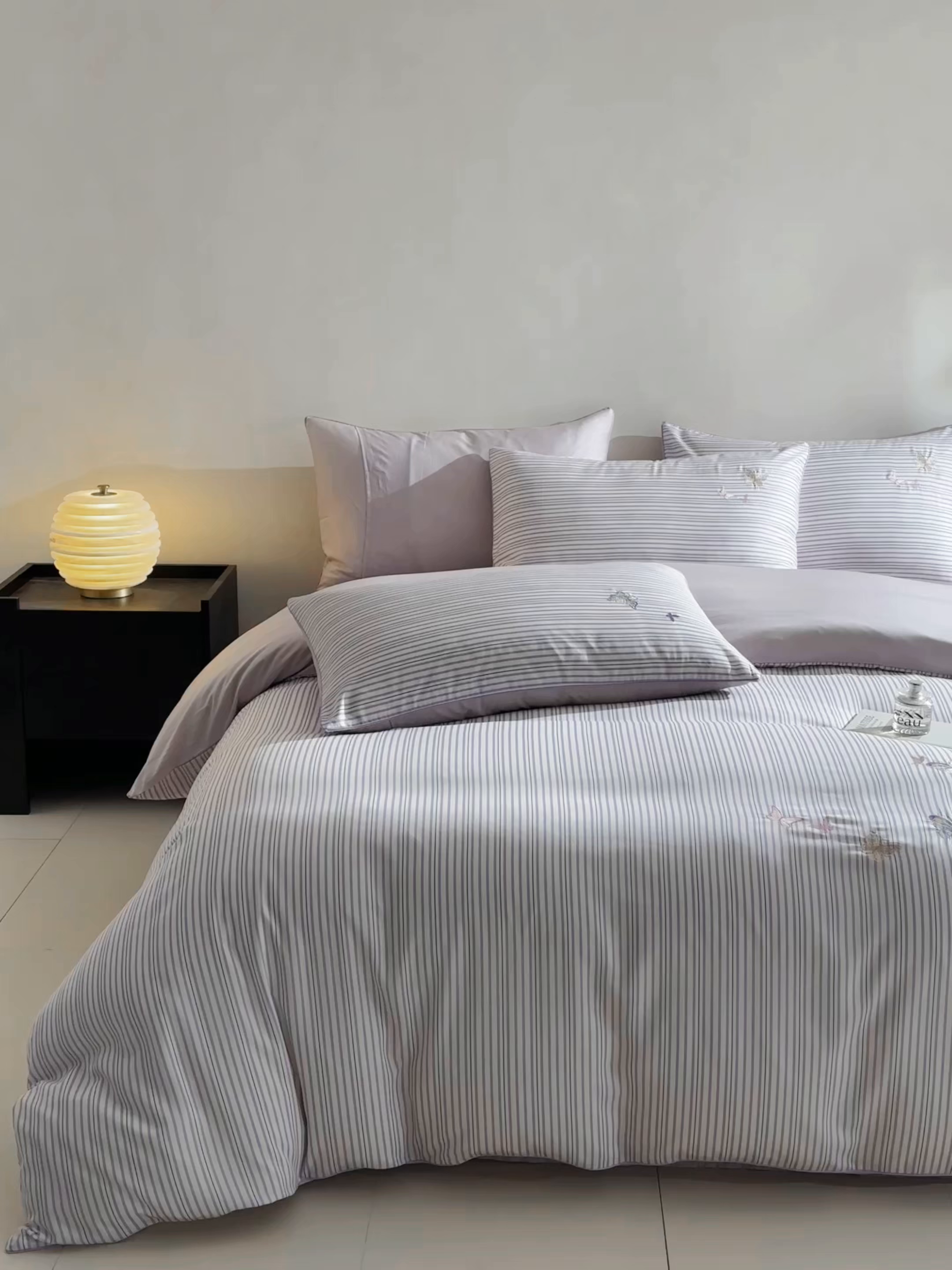 91家纺网 家纺一手货源 找家纺 慕晨 2026新款天丝莱赛尔数码印加绣花高级简奢丝滑丝绸卡通款被套四件套 彩蝶