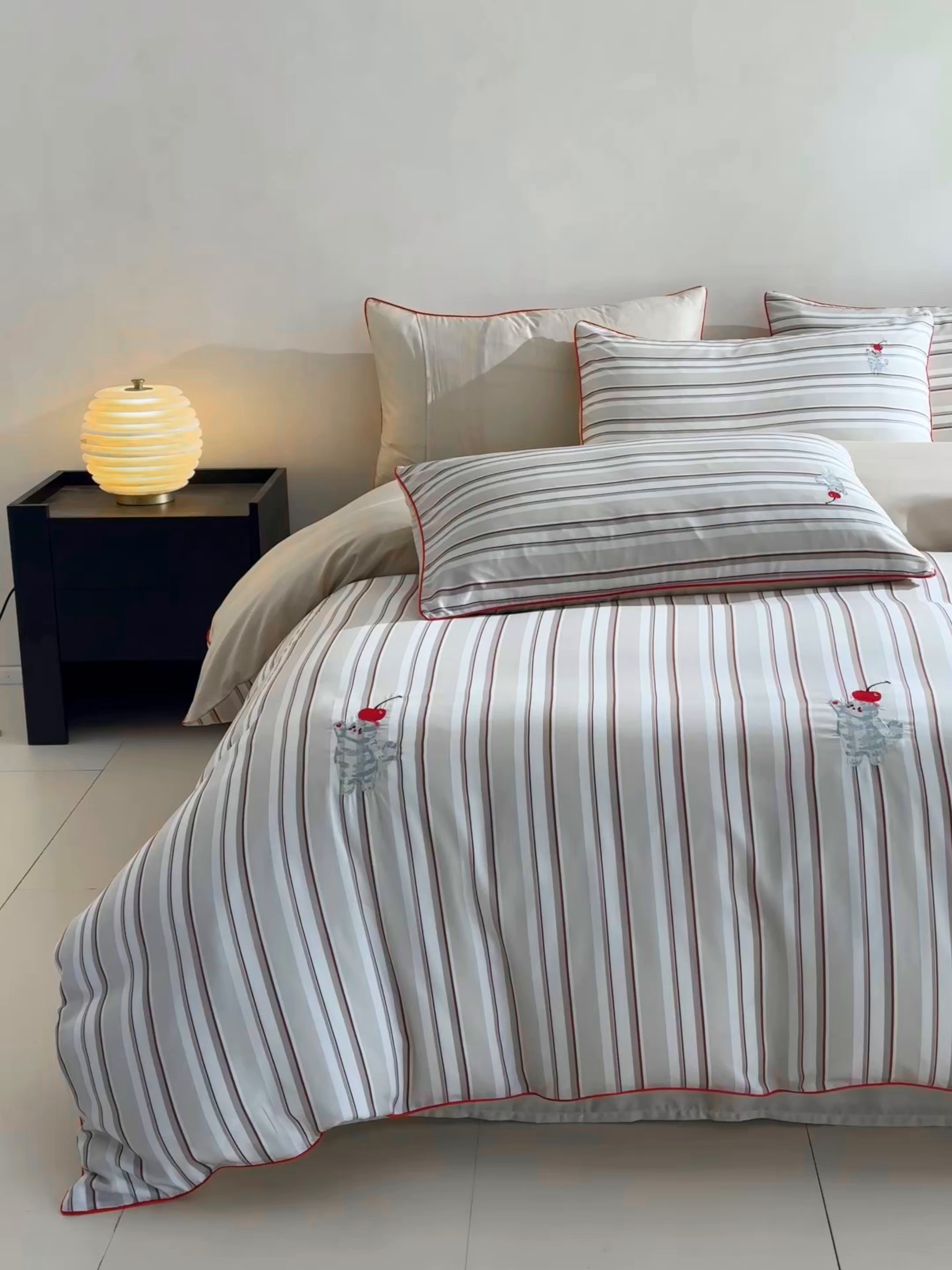 91家纺网 家纺一手货源 找家纺 慕晨 2026新款天丝莱赛尔数码印加绣花高级简奢丝滑丝绸卡通款被套四件套 甜猫