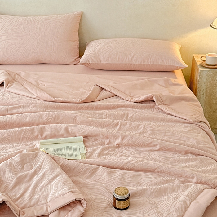 91家纺网 家纺一手货源 找家纺 一加一 2026新款全棉纯棉三层纱色织提花大豆夏被四件套-云棉肌理 凯迪娜（粉金）