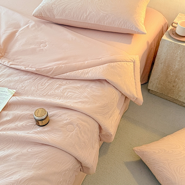 91家纺网 家纺一手货源 找家纺 一加一 2026新款全棉纯棉三层纱色织提花大豆夏被四件套-云棉肌理 凯迪娜（粉金）