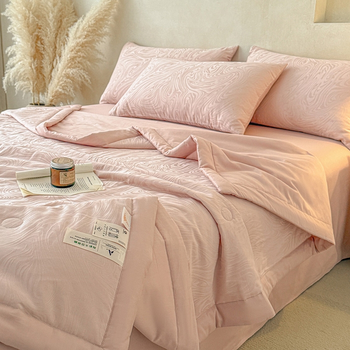 91家纺网 家纺一手货源 找家纺 一加一 2026新款全棉纯棉三层纱色织提花大豆夏被四件套-云棉肌理 凯迪娜（粉金）
