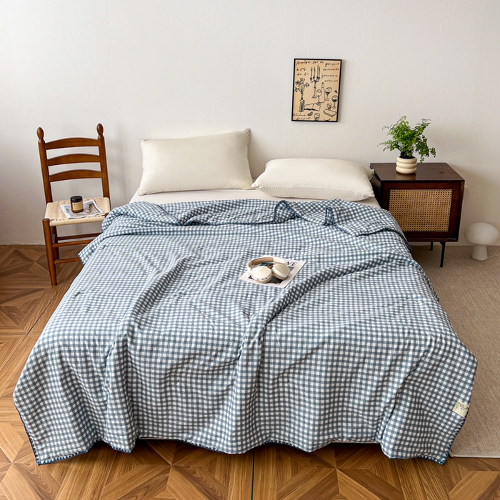 91家纺网 家纺一手货源 找家纺 逸林家纺2026新款水洗棉夏被无印风格子夏被空调被贝壳绣系列学生单/双人夏被 蓝小格