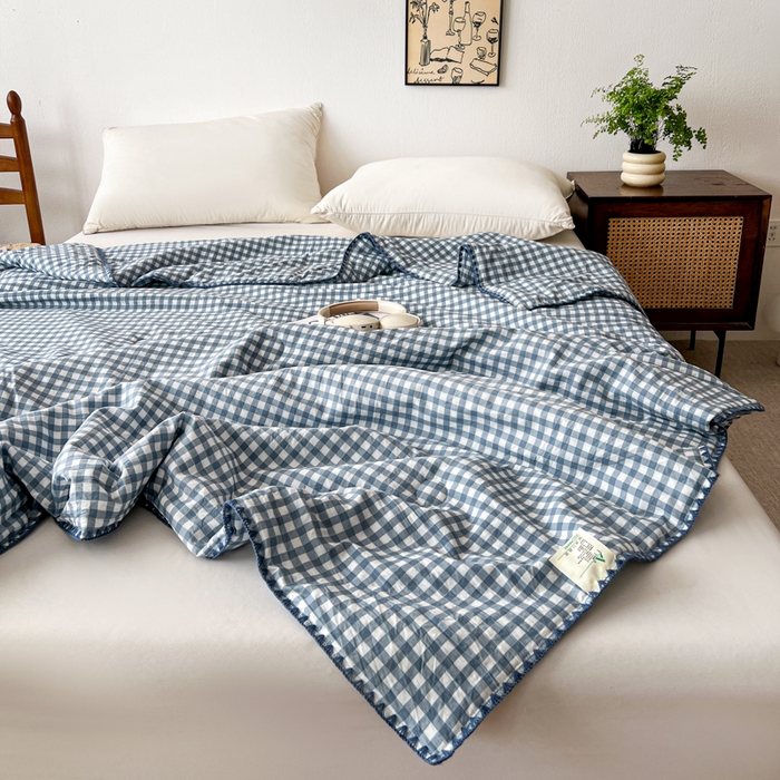 91家纺网 家纺一手货源 找家纺 逸林家纺2026新款水洗棉夏被无印风格子夏被空调被贝壳绣系列学生单/双人夏被 蓝小格
