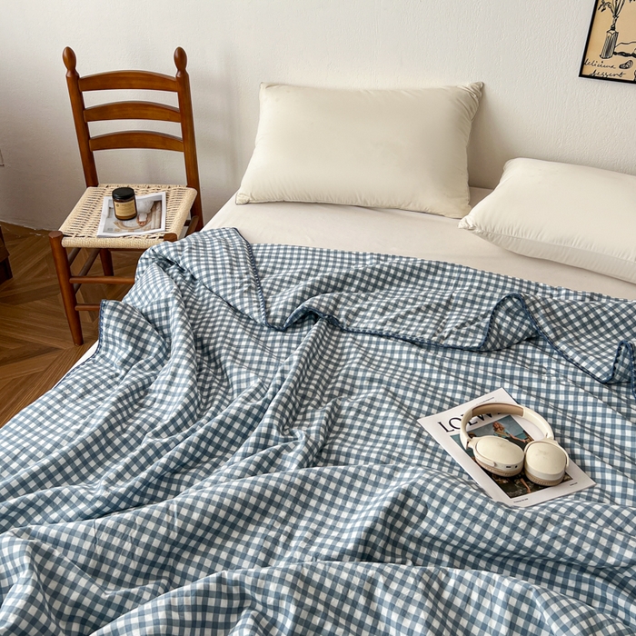 91家纺网 家纺一手货源 找家纺 逸林家纺2026新款水洗棉夏被无印风格子夏被空调被贝壳绣系列学生单/双人夏被 蓝小格