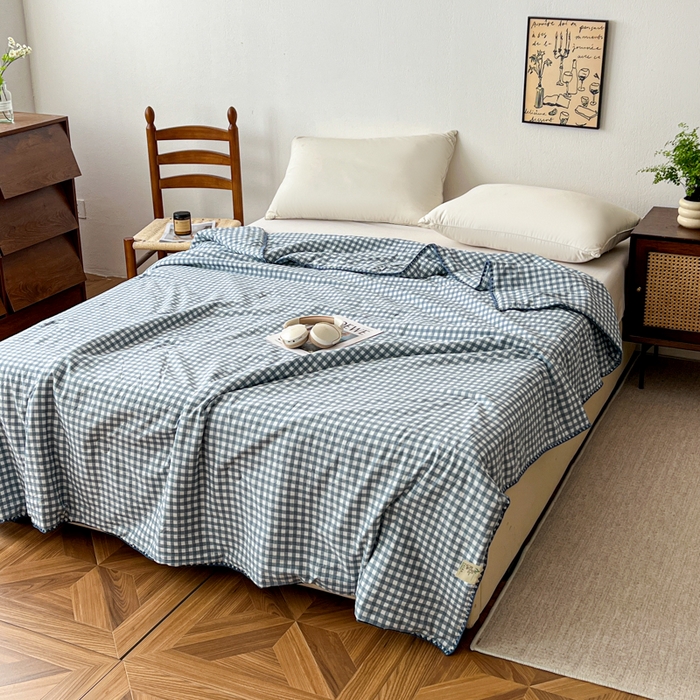91家纺网 家纺一手货源 找家纺 逸林家纺2026新款水洗棉夏被无印风格子夏被空调被贝壳绣系列学生单/双人夏被 蓝小格