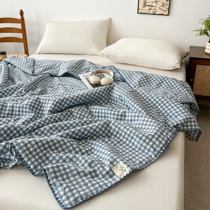 91家纺网 家纺一手货源 找家纺 逸林家纺2026新款水洗棉夏被无印风格子夏被空调被贝壳绣系列学生单/双人夏被 蓝小格