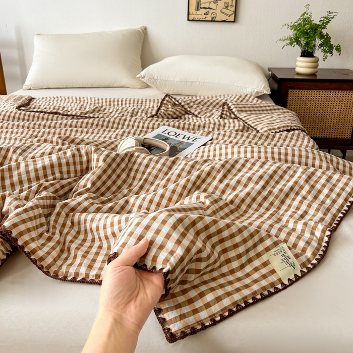 91家纺网 家纺一手货源 找家纺 逸林家纺2026新款水洗棉夏被无印风格子夏被空调被贝壳绣系列学生单/双人夏被 豆沙小格