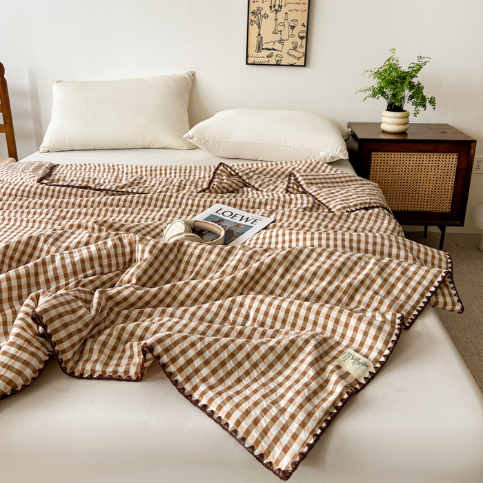 91家纺网 家纺一手货源 找家纺 逸林家纺2026新款水洗棉夏被无印风格子夏被空调被贝壳绣系列学生单/双人夏被 豆沙小格