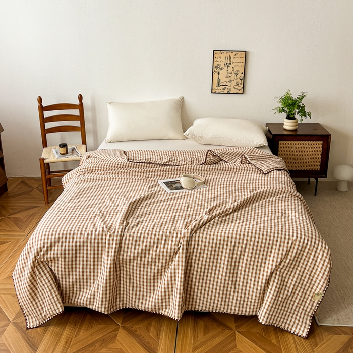 91家纺网 家纺一手货源 找家纺 逸林家纺2026新款水洗棉夏被无印风格子夏被空调被贝壳绣系列学生单/双人夏被 豆沙小格