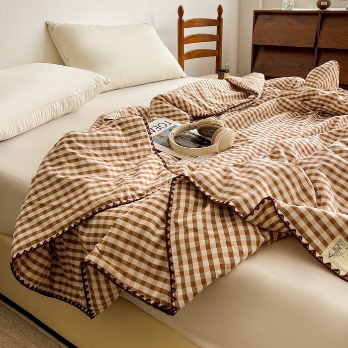 91家纺网 家纺一手货源 找家纺 逸林家纺2026新款水洗棉夏被无印风格子夏被空调被贝壳绣系列学生单/双人夏被 豆沙小格