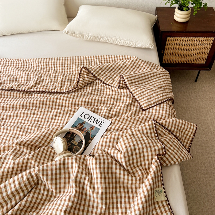 91家纺网 家纺一手货源 找家纺 逸林家纺2026新款水洗棉夏被无印风格子夏被空调被贝壳绣系列学生单/双人夏被 豆沙小格