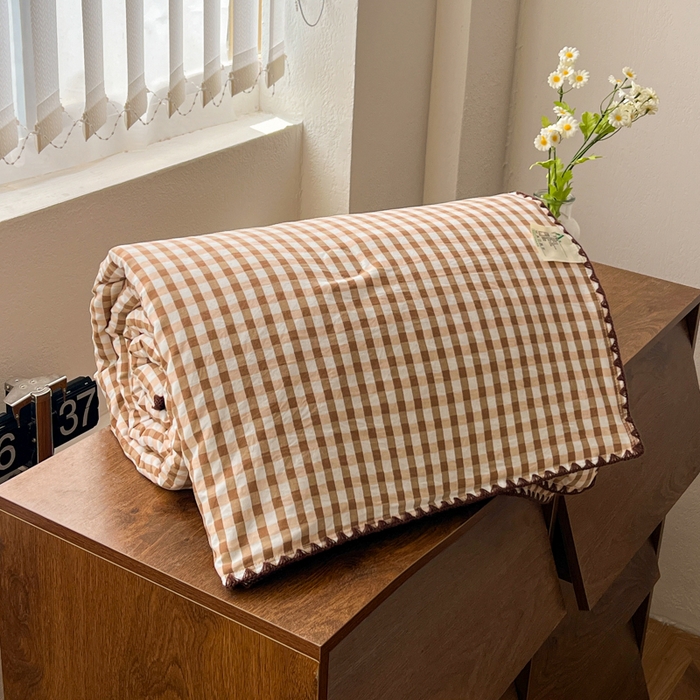 91家纺网 家纺一手货源 找家纺 逸林家纺2026新款水洗棉夏被无印风格子夏被空调被贝壳绣系列学生单/双人夏被 豆沙小格